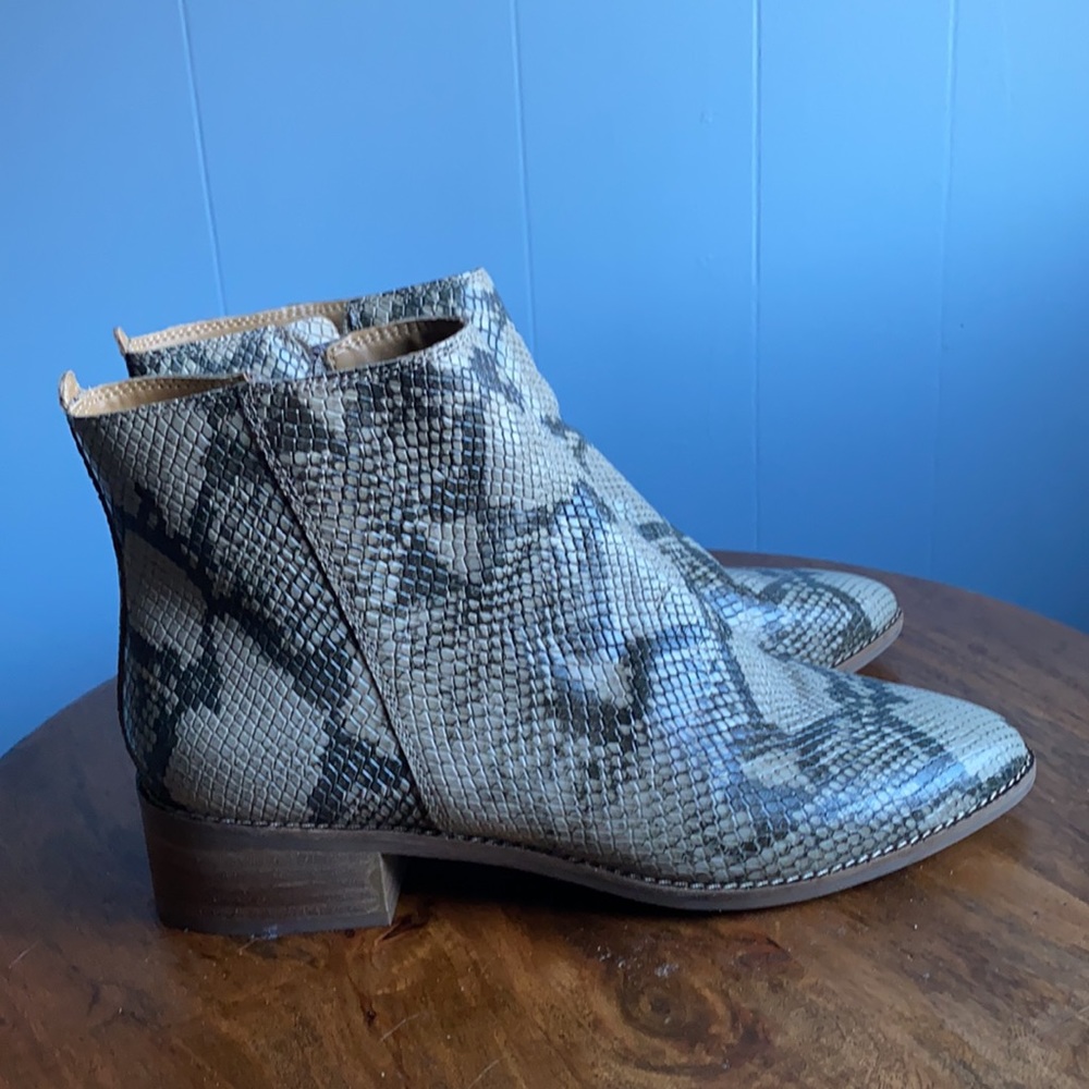 NWOT Lucky Brand Snakeskin Ankle Boots sz 9 - Picture 2 of 5